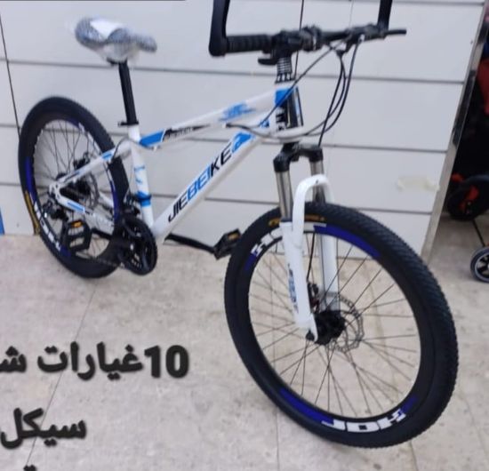صورة دراجة رياضية بيضاء بكفرات مقاس 26و24
